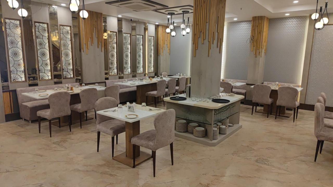 Prime Land Otel Varanasi Dış mekan fotoğraf