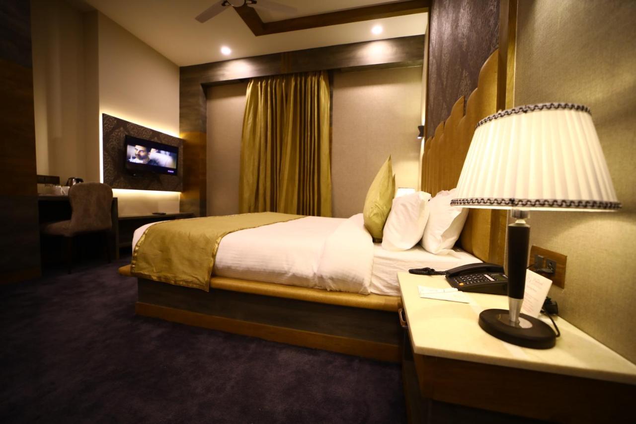 Prime Land Otel Varanasi Dış mekan fotoğraf