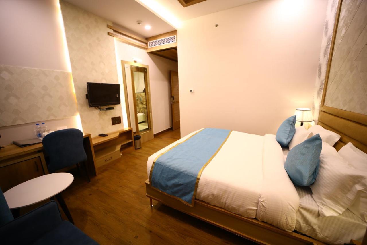 Prime Land Otel Varanasi Dış mekan fotoğraf