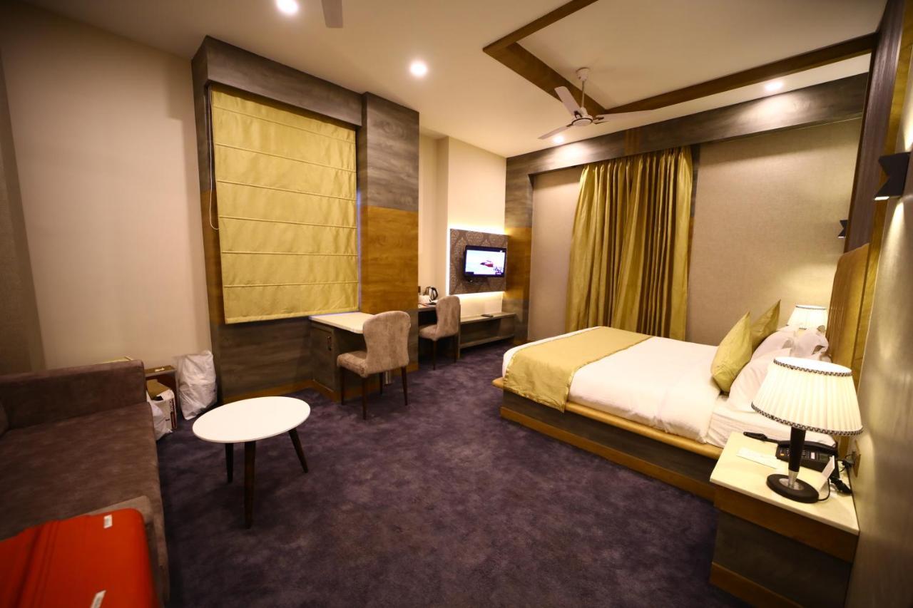 Prime Land Otel Varanasi Dış mekan fotoğraf